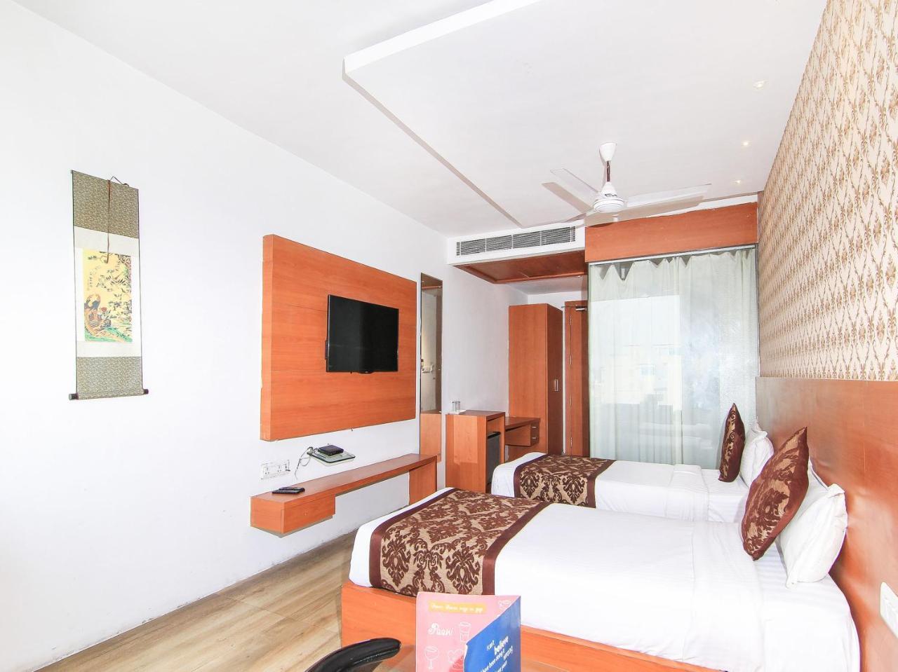 Oyo 3683 De Global Park Hotel Hasanganj Luaran gambar